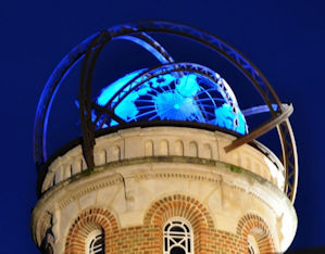 Neue Turmkuppel in der Nacht. Bild von S. Crampon
